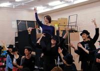 男性陣にリフトアップされる早霧せいな＝東京・新宿区