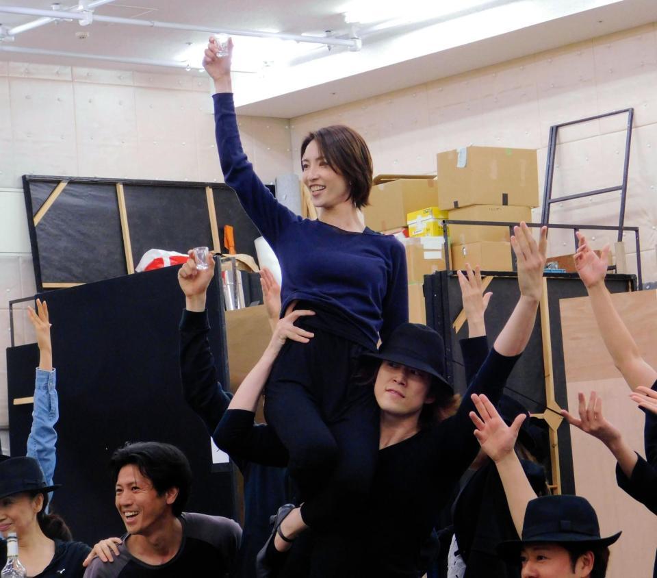 男性陣にリフトアップされる早霧せいな＝東京・新宿区