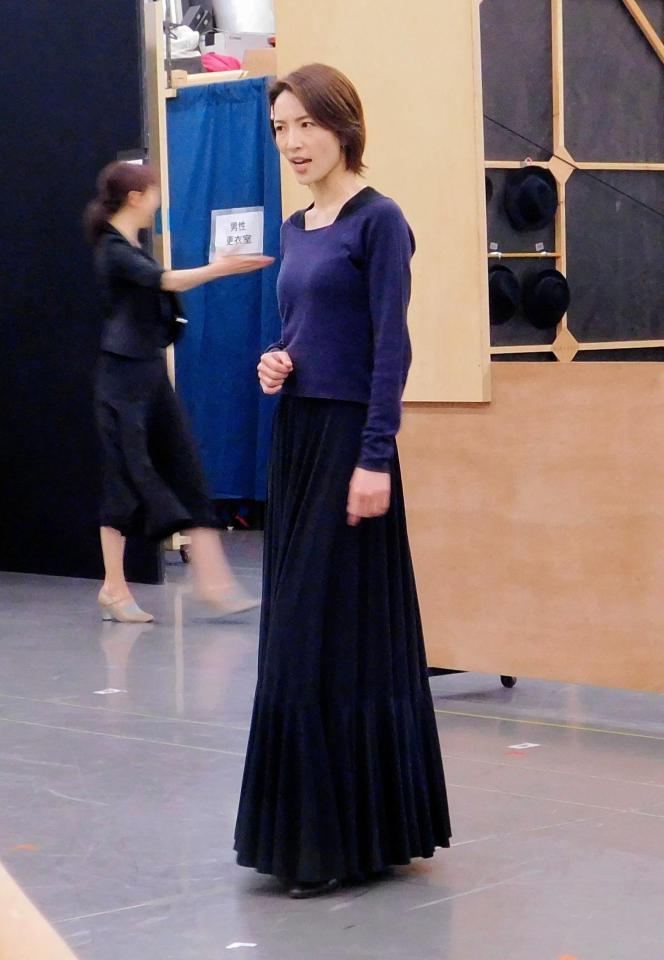 スカート姿で稽古を行う早霧せいな＝東京・新宿区