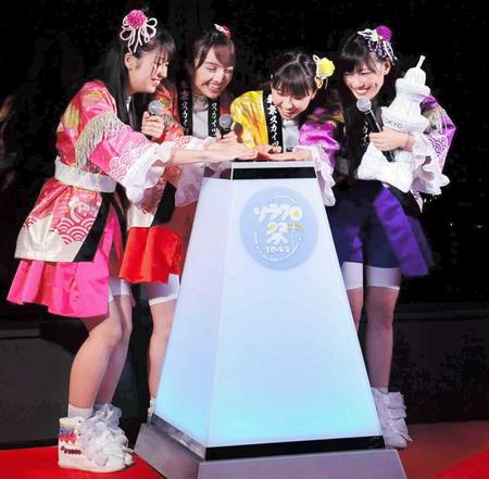 　点灯ボタンを押すももいろクローバーＺの（左から）佐々木彩夏、百田夏菜子、玉井詩織、高城れに＝東京スカイツリータウン
