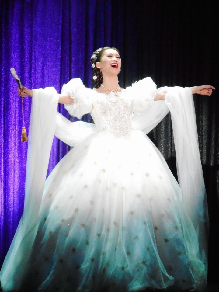 会見で歌唱披露した愛希れいか＝東京・帝国劇場