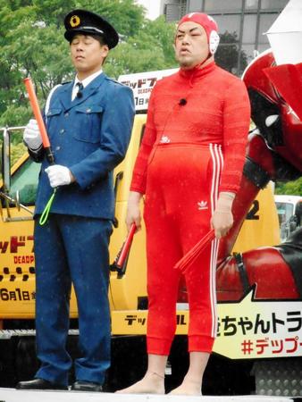 左目が腫れたまま、イベントに登場した野性爆弾・くっきー（右）と相方のロッシー＝東京タワーエントランス