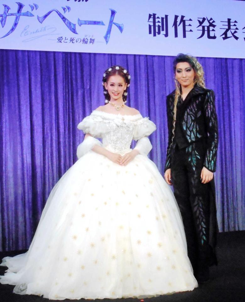 　「エリザベート」の制作発表に出席した珠城りょう（右）と愛希れいか＝東京・帝国ホテル