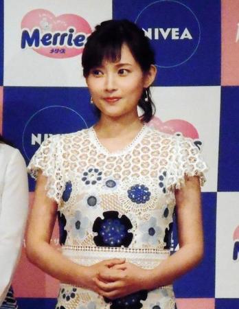 ベストマザー賞を受賞した安倍なつみ（右。左は杉山愛）＝東京・築地