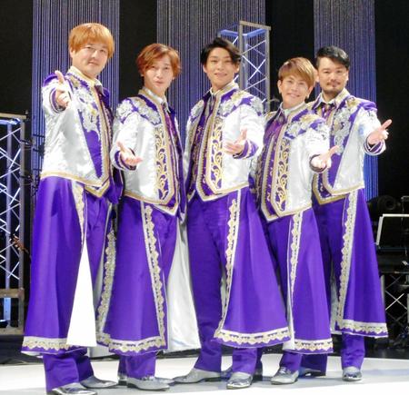 初ホールツアーの東京公演を行った純烈の（左から）酒井一圭、後上翔太、白川裕二郎、友井雄亮、小田井涼平＝東京国際フォラームホールＣ