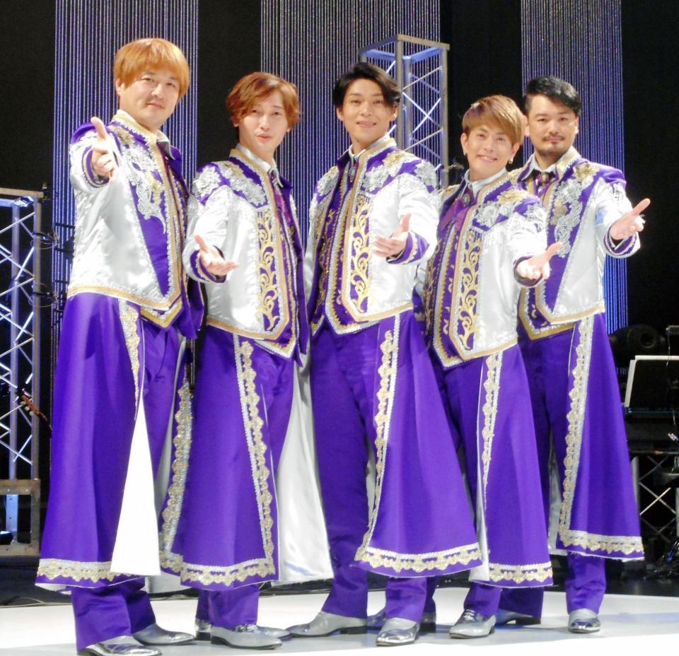 初ホールツアーの東京公演を行った純烈の（左から）酒井一圭、後上翔太、白川裕二郎、友井雄亮、小田井涼平＝東京国際フォラームホールＣ