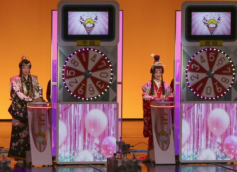 「ドリームジャンボ抽せん会」で大役を務めた星組トップスター紅ゆずる（左）とトップ娘役の綺咲愛里＝兵庫・宝塚大劇場