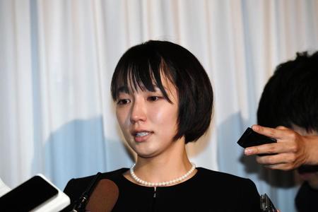 囲みで涙する吉岡里帆＝青山葬儀場（撮影・三好信也）