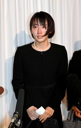 涙を流しながら小笠原さんとの思い出を振り返る吉岡里帆＝青山葬儀場（撮影・三好信也）