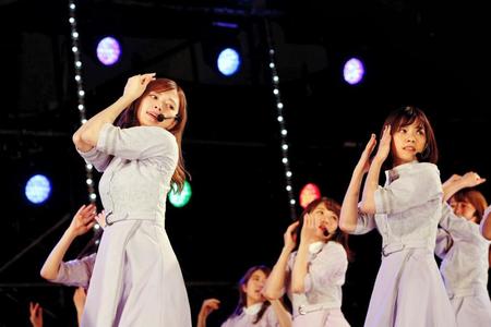 握手会のミニライブで夏のライブについて発表した乃木坂４６＝名古屋