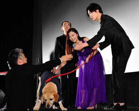 トンボ（犬）がじっとしてくれず、落ち着かそうとする中山美穂（中央）＝角川シネマ新宿（撮影・中田匡峻）