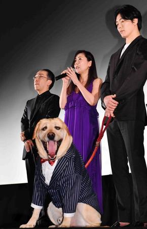 中山美穂（中央）があいさつをする中、大きなあくびをするトンボ＝角川シネマ新宿（撮影・中田匡峻）