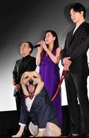 中山美穂（中央）があいさつをする中、大きなあくびをするトンボ＝角川シネマ新宿（撮影・中田匡峻）