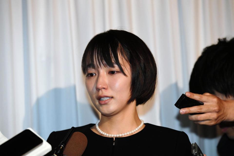 吉岡里帆 涙止まらず 思い出多すぎて 育ての親 小笠原明男さん通夜で号泣 芸能 デイリースポーツ Online