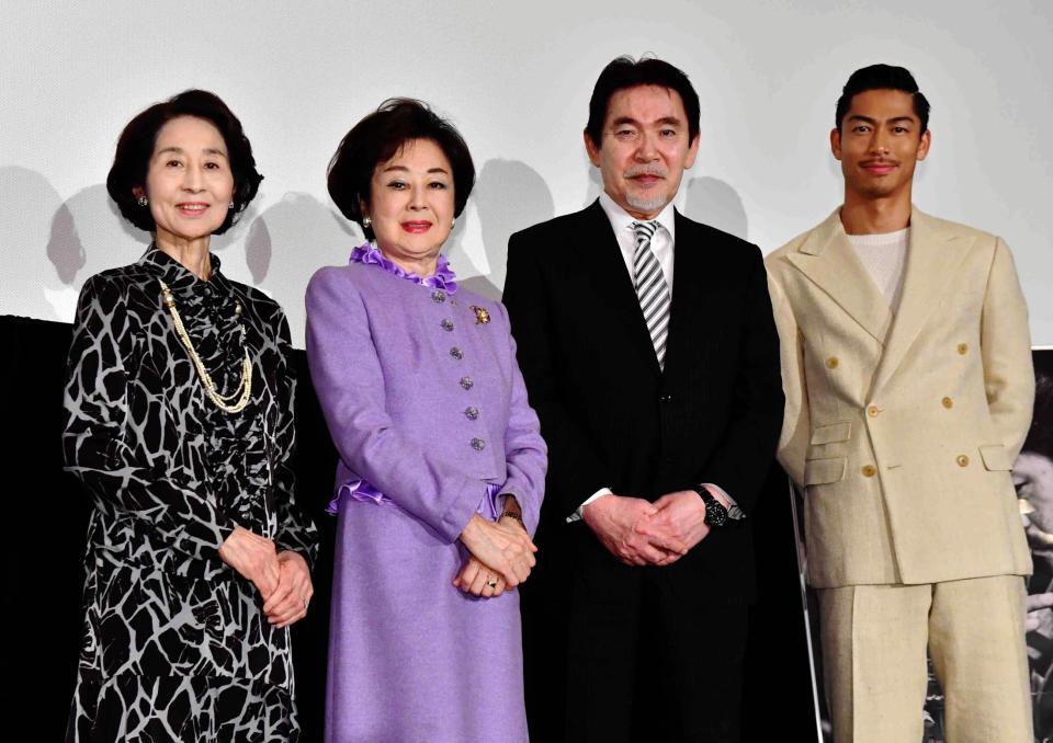 「ＭＩＦＵＮＥ　ＴＨＥ　ＬＡＳＴ　ＳＡＭＵＲＡＩ」初日舞台あいさつに出席した（左から）香川京子、司葉子、三船史郎氏、ＡＫＩＲＡ＝有楽町スバル座