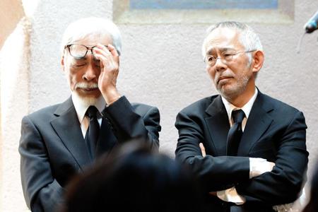 涙を流す宮崎駿監督（左）と鈴木敏夫代表取締役プロデューサー＝三鷹の森ジブリ美術館
