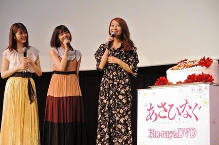 桜井玲香（右）の誕生日を前祝いした西野七瀬（中）と松村沙友理＝東京・日比谷