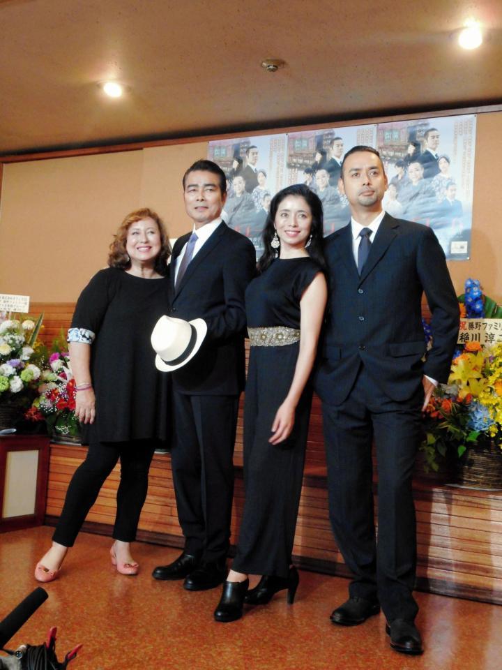 舞台「すなっく　ラ・ボエーム」の初日を迎え、会見した（左から）キャシー中島、勝野洋、勝野雅奈恵、勝野洋輔＝東京・俳優座