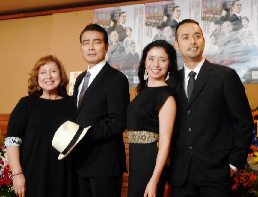 　舞台の初日を迎え会見した（左から）キャシー中島、勝野洋、勝野雅奈恵、勝野洋輔＝東京・俳優座