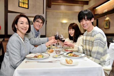 　主演の高畑充希（右奥）の恋人役でドラマ出演する小瀧望（右手前）。共演の草刈正雄（左奥）と原田美枝子