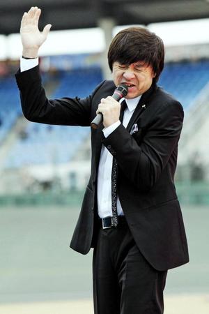 競輪日本選手権の開会式で熱唱する西城秀樹さん＝２０１２年２月、熊本競輪場