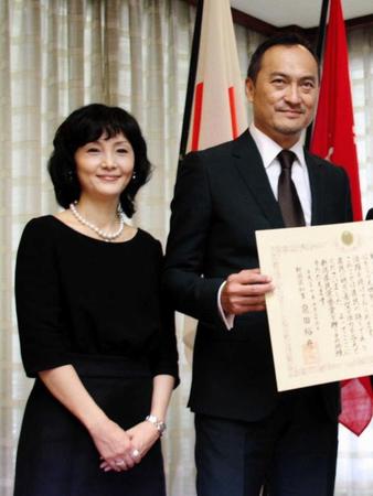 　そろって表彰式に出席した南果歩（左）と渡辺謙＝１５年、新潟県庁