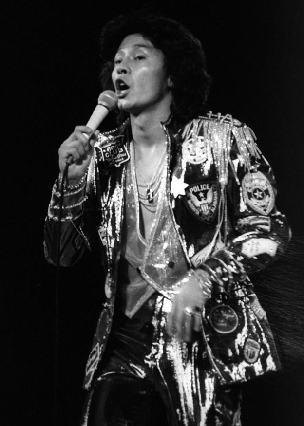 日本武道館のステージで歌う西城秀樹さん＝１９７９年11月