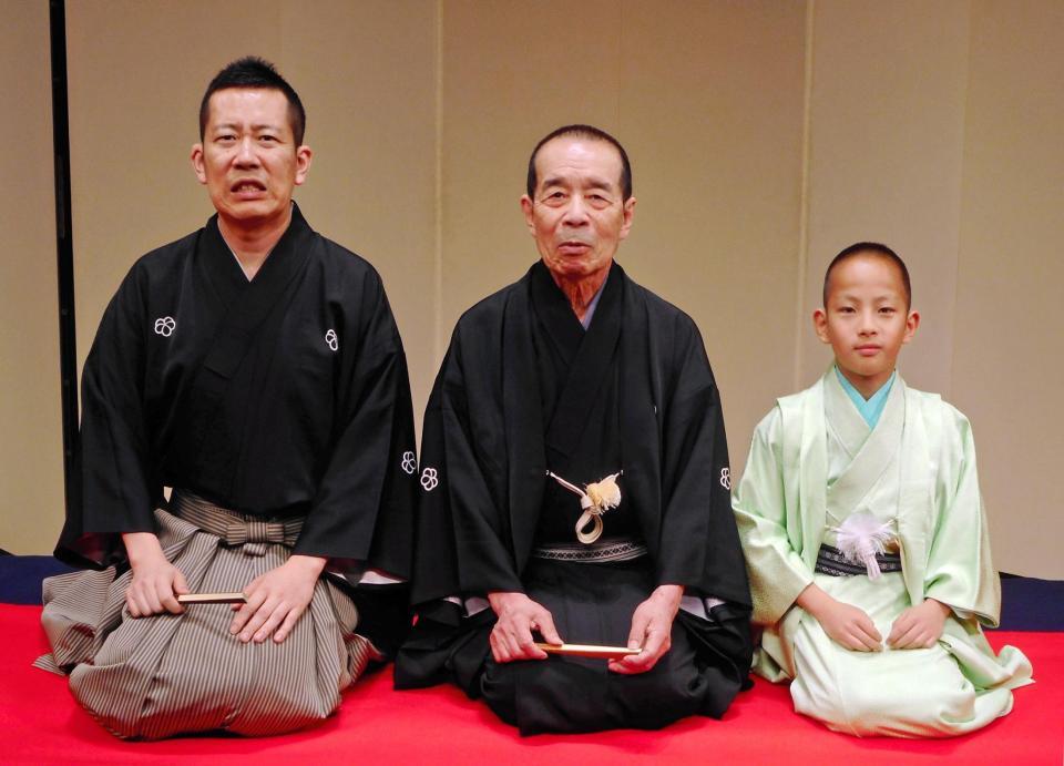 　傘寿記念落語会を開催した（左から）林家木久蔵、林家木久扇、林家コタ＝東京・浅草公会堂