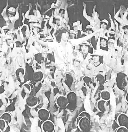 　ＴＢＳ「ザ・ベストテン」でＹＯＵＮＧ　ＭＡＮが初めて１位になったときに熱唱する西城秀樹さん＝１９７９年、ＴＢＳ提供