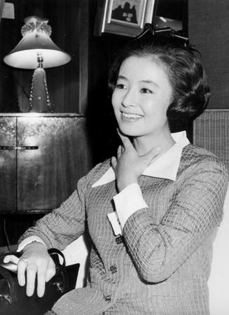 インタビューに答える星由里子さん＝１９６７年12月