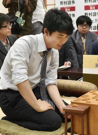 　将棋の竜王戦ランキング戦５組の準決勝で勝利し、史上最年少の15歳９カ月で昇段した藤井聡太七段＝18日午後、大阪市の関西将棋会館