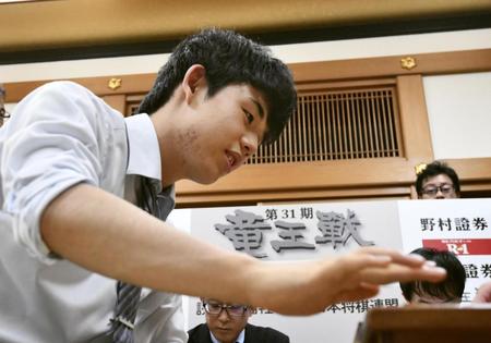 　将棋の竜王戦ランキング戦５組の準決勝で勝利し、史上最年少の15歳９カ月で昇段した藤井聡太七段＝18日午後、大阪市の関西将棋会館