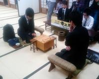 対局を行う藤井聡太六段（左）と船江恒平六段＝関西将棋会館