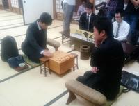 対局を行う藤井聡太六段（左）と船江恒平六段＝関西将棋会館