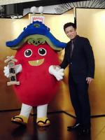 南座公式キャラクター・みなみーなとポーズを決める松本幸四郎＝東京・丸の内