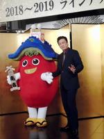 南座公式キャラクター・みなみーなとポーズを決める松本幸四郎＝東京・丸の内