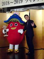 南座公式キャラクター・みなみーなとポーズを決める松本幸四郎＝東京・丸の内