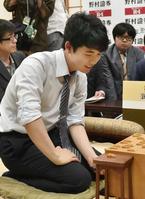 　将棋の竜王戦ランキング戦５組の準決勝で勝利し、史上最年少の15歳９カ月で昇段した藤井聡太七段＝18日午後、大阪市の関西将棋会館