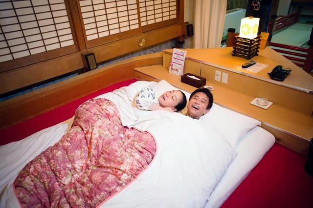 【写真】浜田雅功大暴れ　人気女性タレントと２人、ベッドで