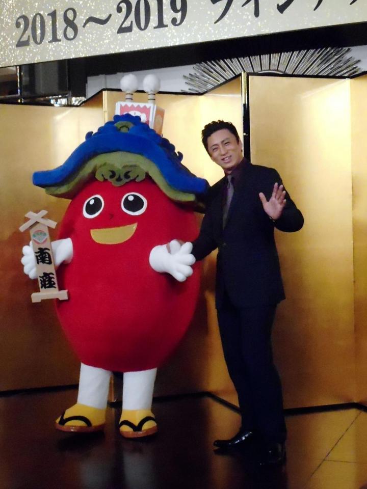 南座公式キャラクター・みなみーなとポーズを決める松本幸四郎＝東京・丸の内