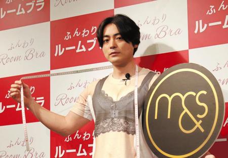 「一日受付」としてバストを計測した山田孝之＝東京・渋谷１０９