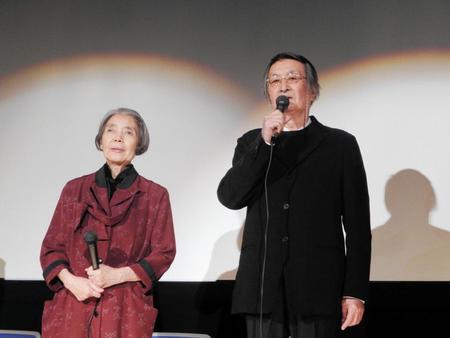 映画「モリのいる場所」の初日舞台あいさつを行った樹木希林（左）と山崎努＝東京・シネスイッチ銀座