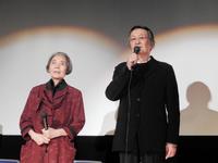 映画「モリのいる場所」の初日舞台あいさつを行った樹木希林（左）と山崎努＝東京・シネスイッチ銀座