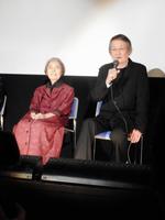 映画「モリのいる場所」の初日舞台あいさつを行った樹木希林（左）と山崎努＝東京・シネスイッチ銀座