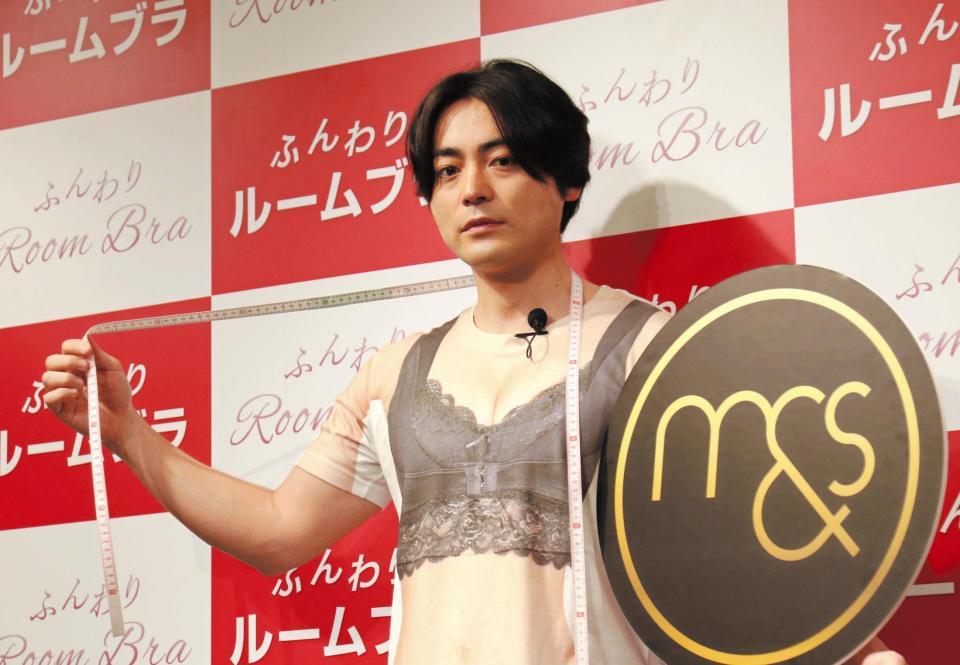 「一日受付」としてバストを計測した山田孝之＝東京・渋谷１０９