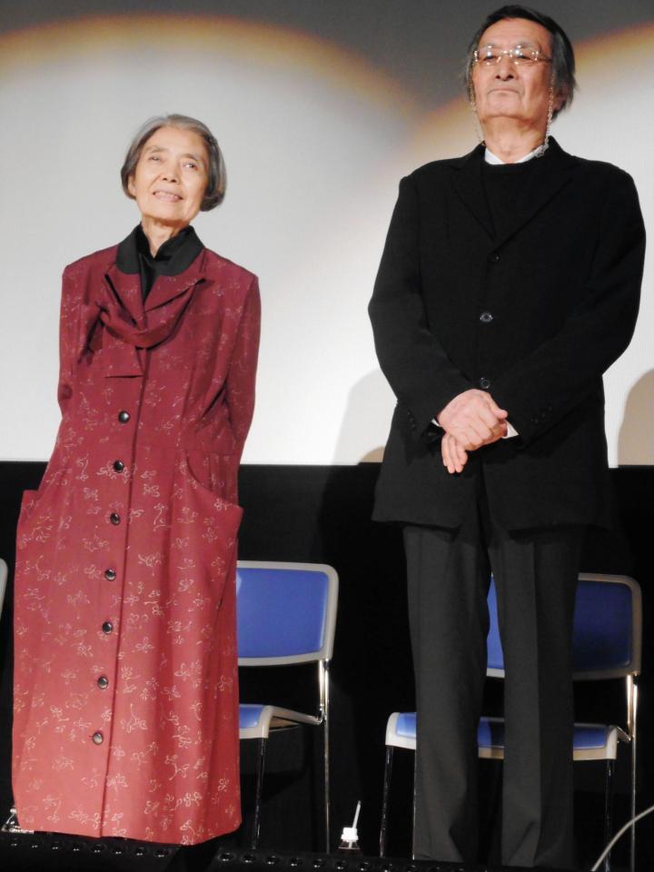 映画「モリのいる場所」の初日舞台あいさつを行った樹木希林（左）と山崎努＝東京・シネスイッチ銀座