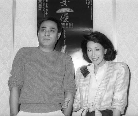 舞台「女優」制作発表での朝丘雪路さん（右）と津川雅彦さん＝１９８４年９月、東京・日本橋
