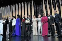 「第７１回カンヌ国際映画祭」で最高賞のパルムドールを受賞した「万引き家族」の是枝裕和監督（中央）