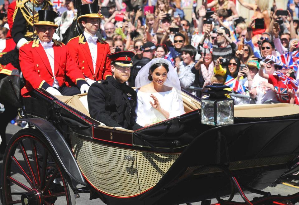 　ロンドン郊外ウィンザーで結婚式を挙げ、パレードするヘンリー英王子（左）とメーガン妃（ＡＰ＝共同）