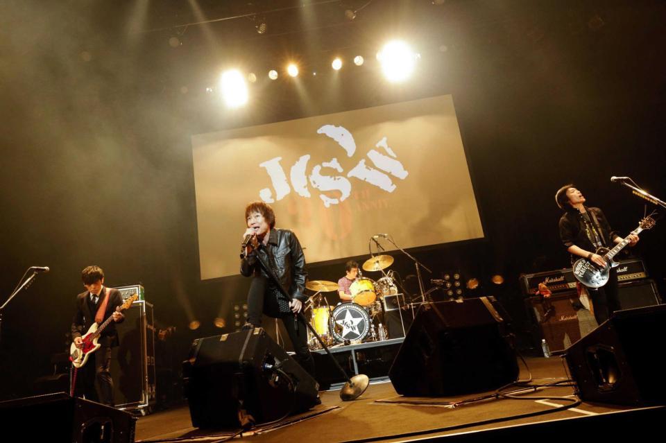 　デビュー３０周年ライブを行ったＪＵＮ　ＳＫＹ　ＷＡＬＥＲ（Ｓ）の（左から）寺岡呼人、宮田和弥、小林雅之、森純太＝東京・中野サンプラザ